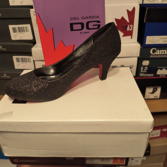 Ladies pumps new in the box size 10. - Picture 3 of 4